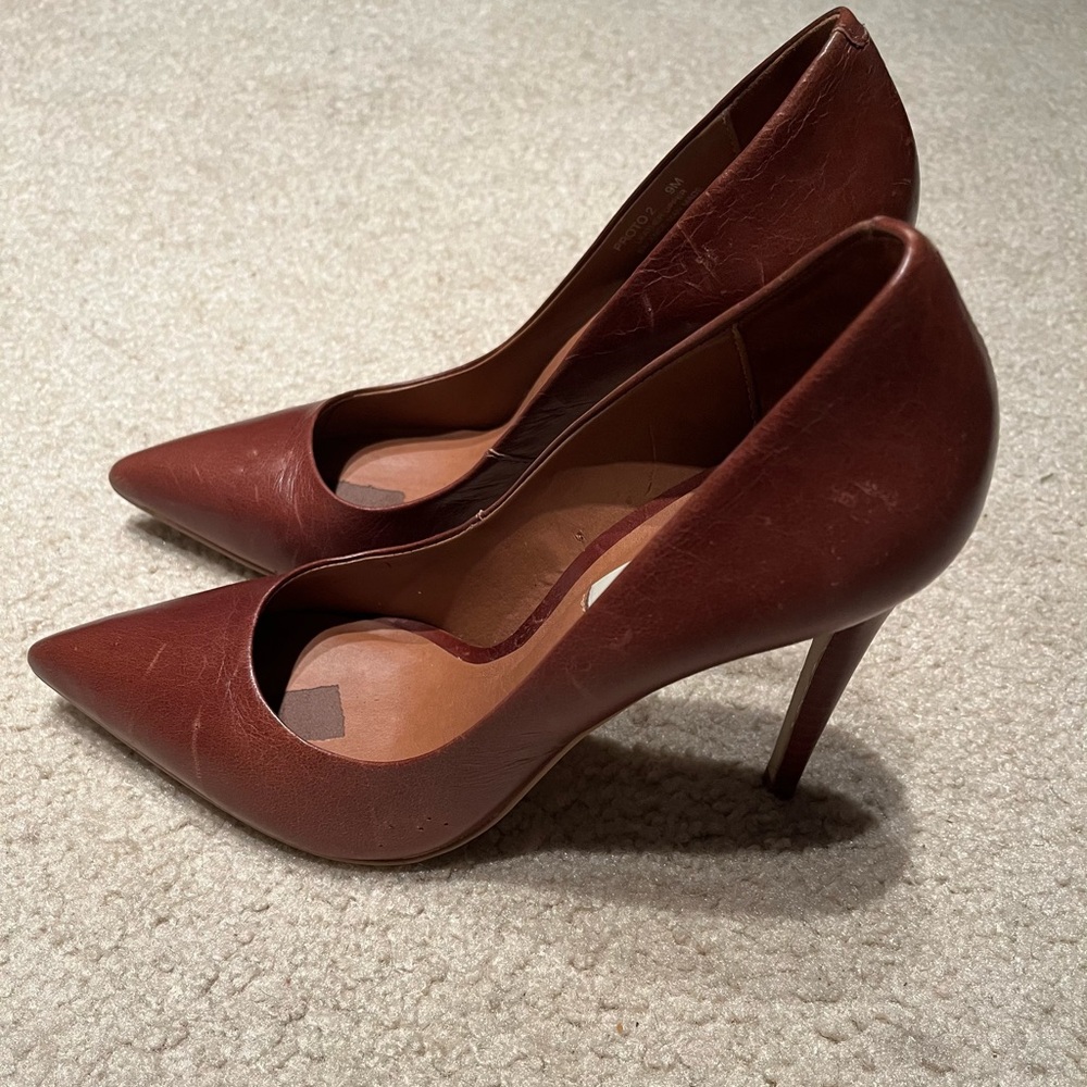 Leather 4.75-5-inch heels in the color cognac. (made in Brazil).